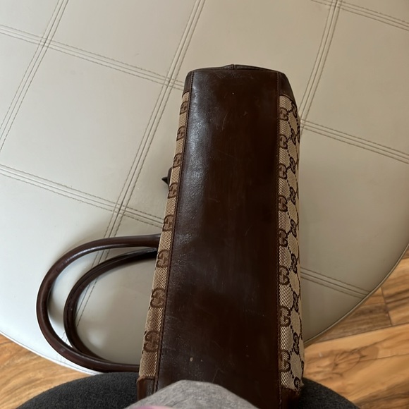 GUCCI bag. Beautiful and clean inside and out. Excellent used condition - Picture 2 of 6